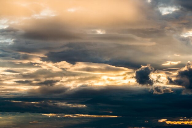 colorido cielo dramático con nubes al atardecer