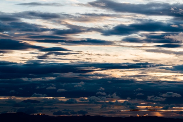 colorido cielo dramático con nubes al atardecer