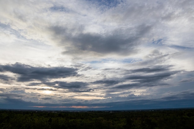 colorido cielo dramático con nubes al atardecer