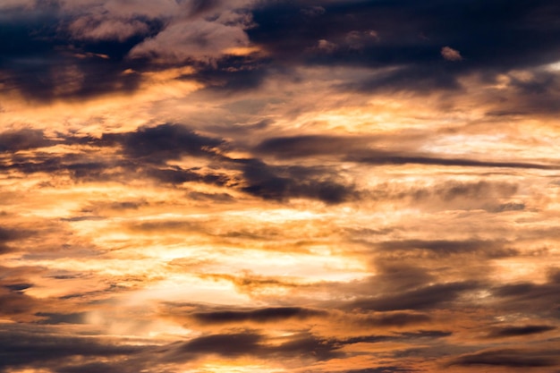 colorido cielo dramático con nubes al atardecer