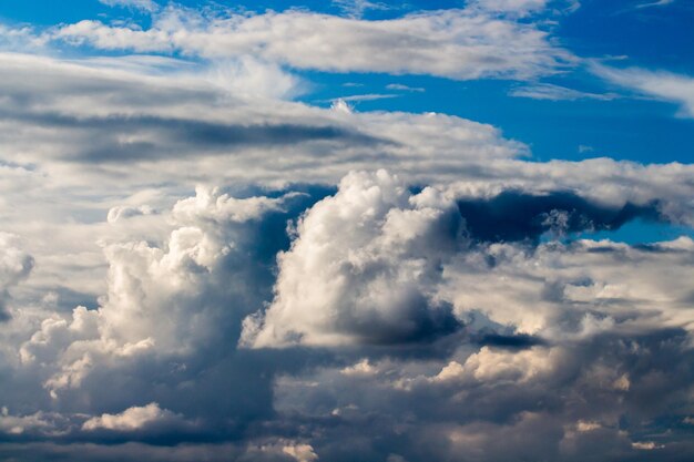 colorido cielo dramático con nubes al atardecer