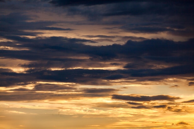 colorido cielo dramático con nubes al atardecer