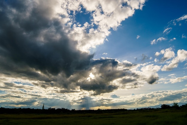 colorido cielo dramático con nubes al atardecer