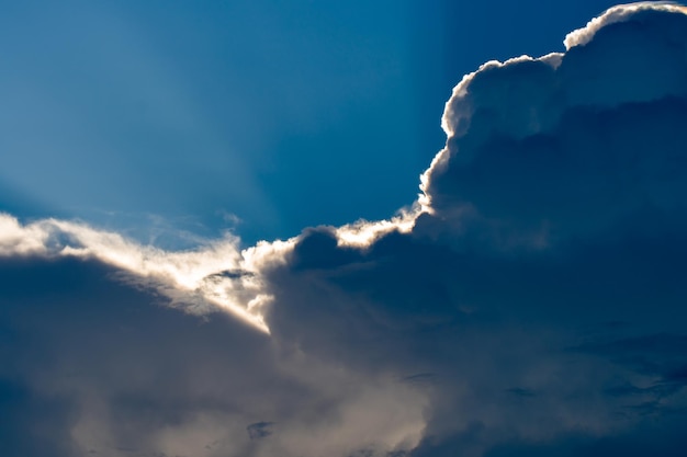 colorido cielo dramático con nubes al atardecer