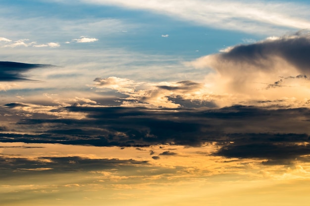 colorido cielo dramático con nubes al atardecer