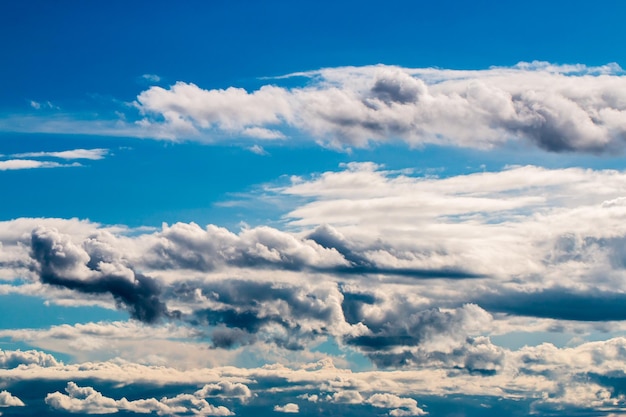 colorido cielo dramático con nubes al atardecer