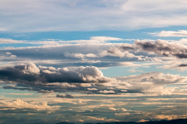 colorido cielo dramático con nubes al atardecer