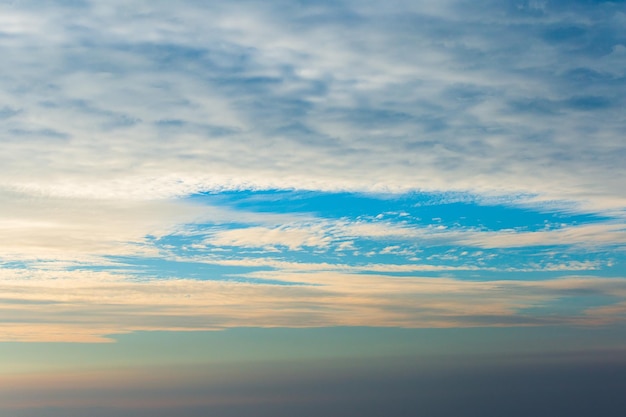 colorido cielo dramático con nubes al atardecer