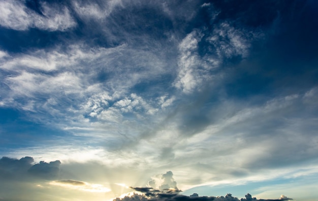 colorido cielo dramático con nubes al atardecer