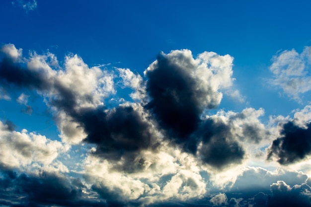 colorido cielo dramático con nubes al atardecer