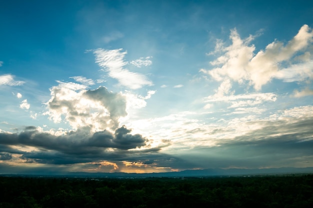 colorido cielo dramático con nubes al atardecer