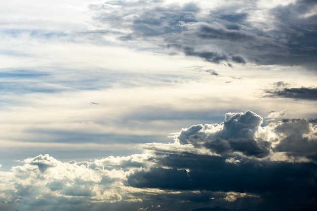 colorido cielo dramático con nubes al atardecer