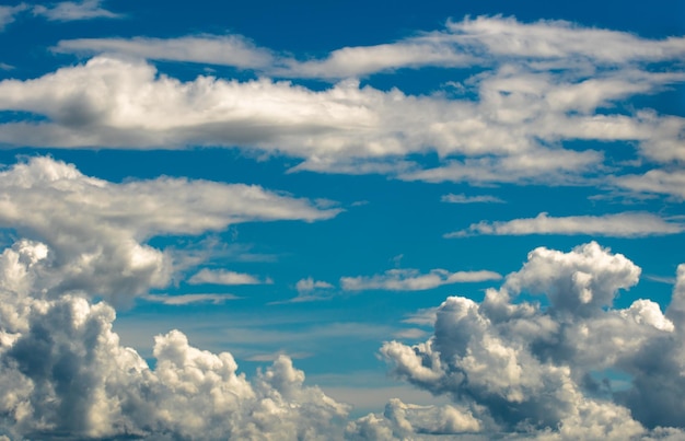 colorido cielo dramático con nubes al atardecer