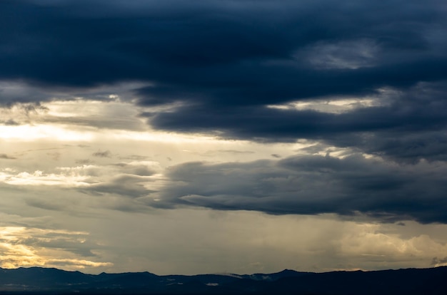 colorido cielo dramático con nubes al atardecer