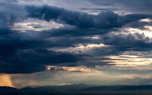 colorido cielo dramático con nubes al atardecer