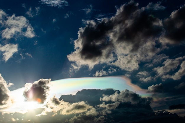 colorido cielo dramático con nubes al atardecer