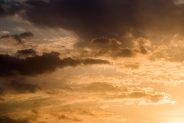 colorido cielo dramático con nubes al atardecer