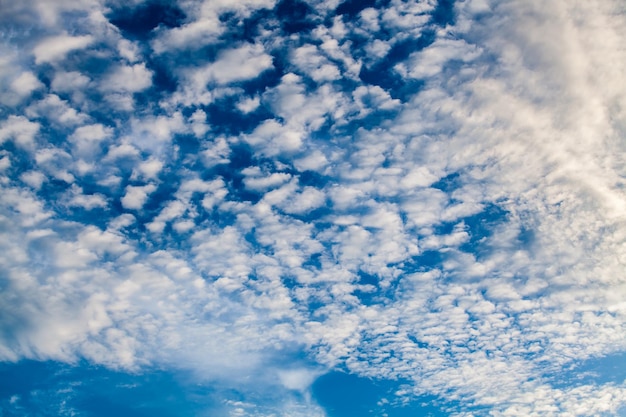 colorido cielo dramático con nubes al atardecer