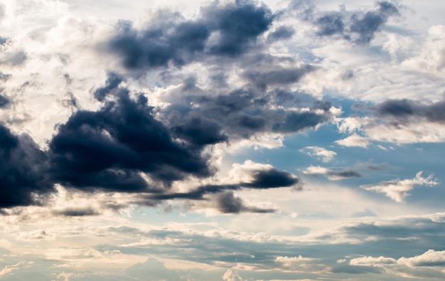 colorido cielo dramático con nubes al atardecer