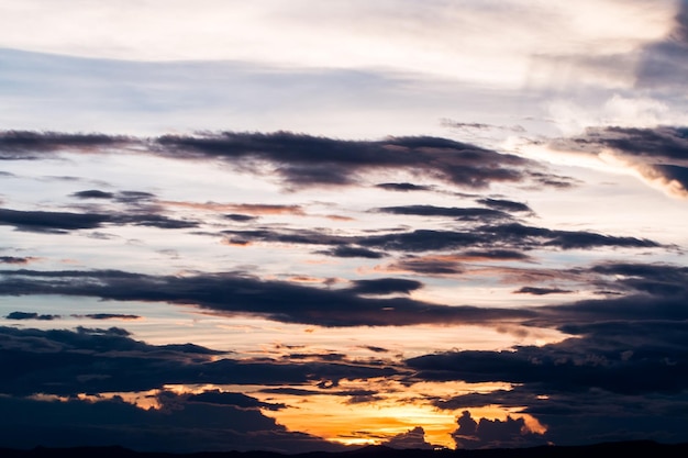 colorido cielo dramático con nubes al atardecer