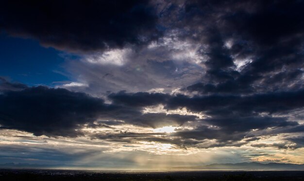 colorido cielo dramático con nubes al atardecer