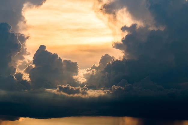 colorido cielo dramático con nubes al atardecer