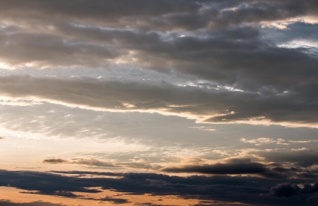 colorido cielo dramático con nubes al atardecer