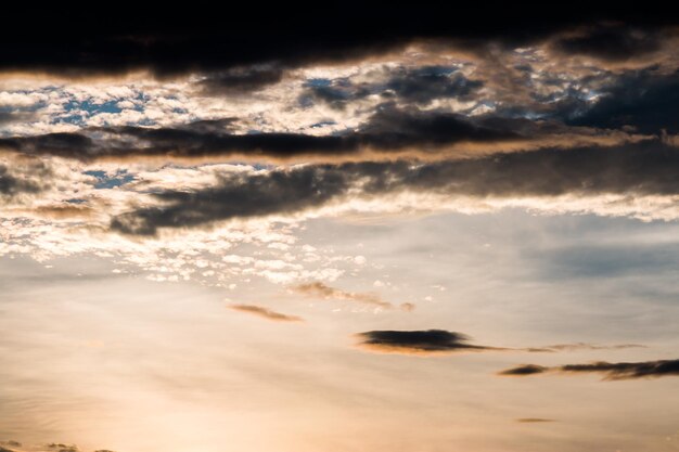 colorido cielo dramático con nubes al atardecer