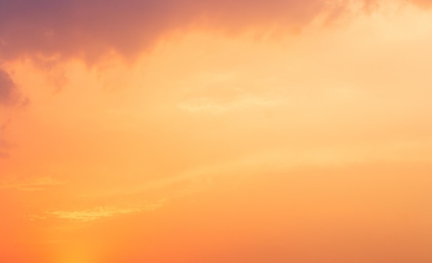 Colorido cielo dramático con nubes al atardecerhermoso cielo con fondo de nubes xA