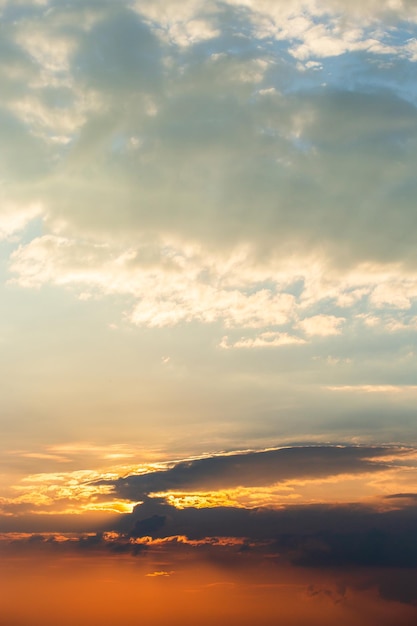 Colorido cielo dramático con nubes al atardecerxa