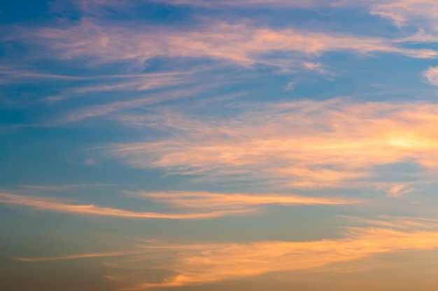 Colorido cielo dramático con nubes al atardecerxa