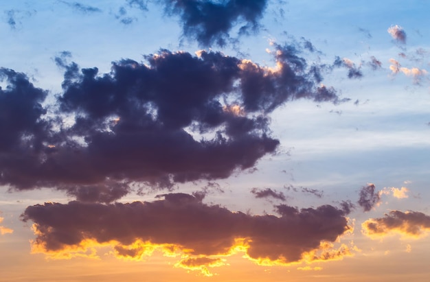 Colorido cielo dramático con nubes al atardecerxa