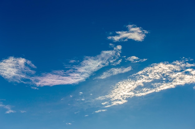 Colorido cielo dramático con nubes al atardecerxa