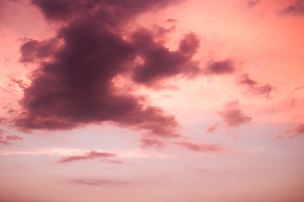 Colorido cielo dramático con nubes