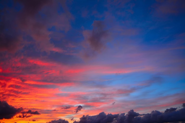 Colorido cielo con nubes al atardecer