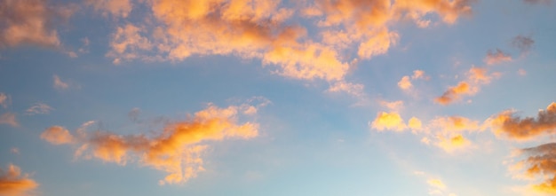 Colorido cielo nublado al atardecer Fondo de naturaleza abstracta de textura de cielo