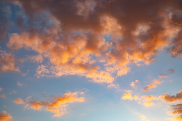 Colorido cielo nublado al atardecer Fondo de naturaleza abstracta de textura de cielo