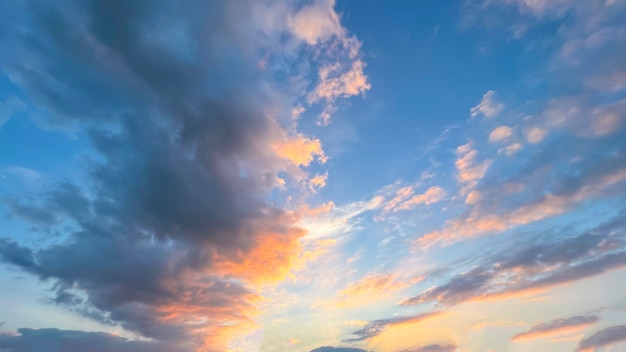 Colorido cielo nublado al atardecer, fondo de naturaleza hermosa