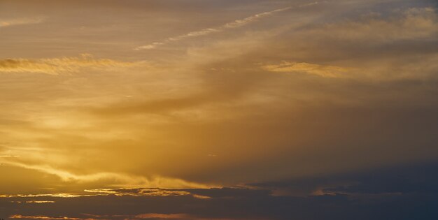 Colorido cielo nublado en la puesta de sol como fondo natural.