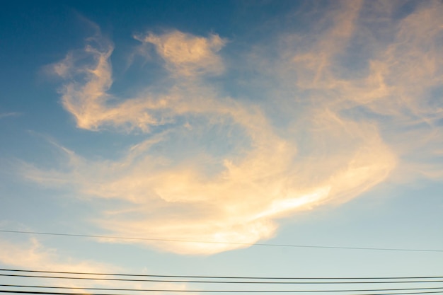 Colorido cielo de la tarde puesta de sol nubes fondo de naturaleza increíble y puesta de sol pacífica