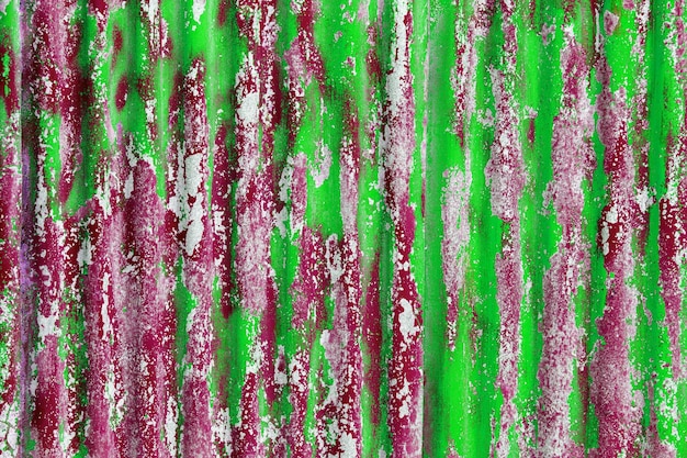 Colorido colorido descascou camadas de tinta vermelha e verde na textura de chapa de aço revestida de zinco corrugado