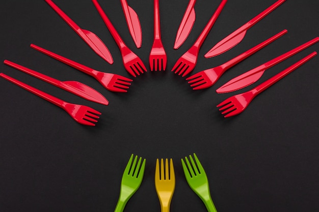 Foto colorido conjunto de tenedores vibrantes y cuchillo en negro