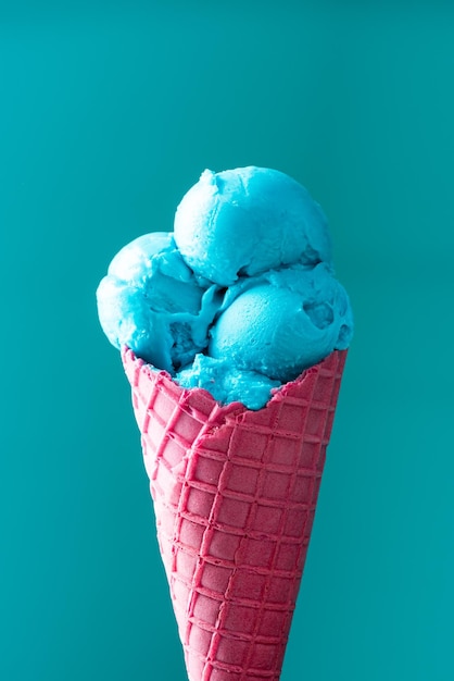 Colorido cono de helado rosa y azul