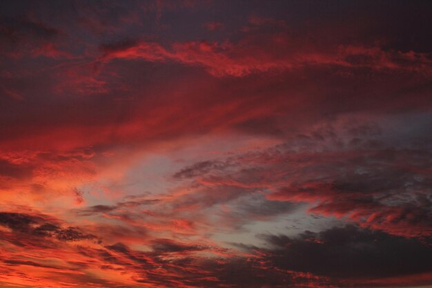 Colorido crepúsculo nublado hermoso cielo paisaje urbano puesta de sol y amanecer por la mañana. Noche de noche dramática