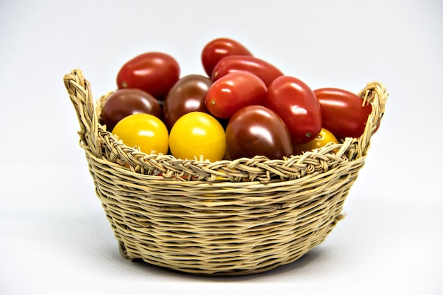 Colorido de tomate cereja fresco, vermelho e amarelo em primeiro plano.