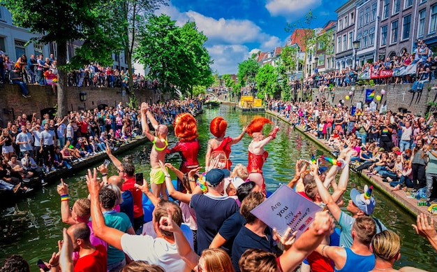 Foto colorido desfile do orgulho gay em utrecht nl com céu azul