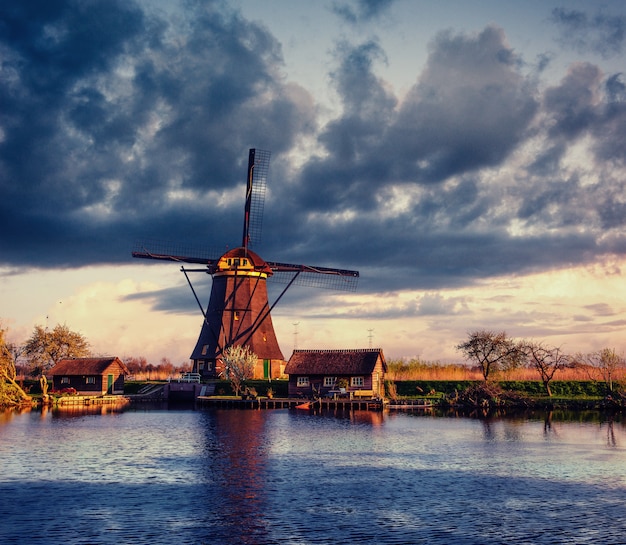 Colorido día de primavera con el tradicional canal holandés de molinos de viento