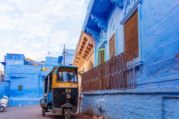 Foto colorido edificio azul de la ciudad azul en la india y tuk tuk