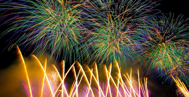 Foto colorido espectáculo de fuegos artificiales de año nuevo que ilumina el cielo nocturno en el río chao phraya como día de año nuevo