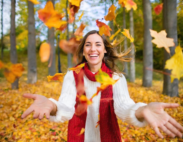 Un colorido espectáculo de otoño con una mujer feliz